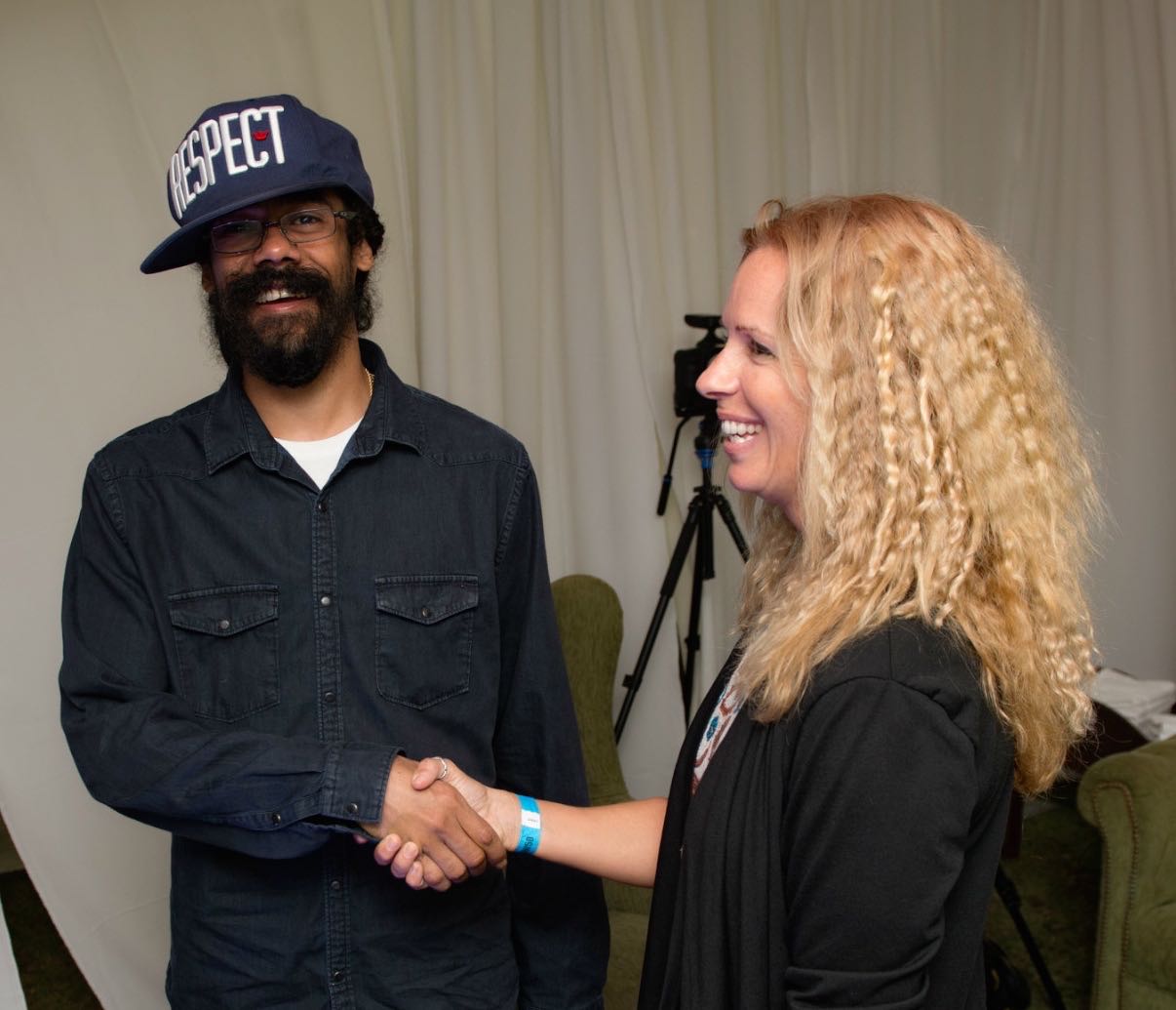 LOCAL ARTIST GIFTS “SPECIAL” PAINTING to DAMIAN MARLEY AT ANTIGUA SAILING WEEK ...1206 x 1035